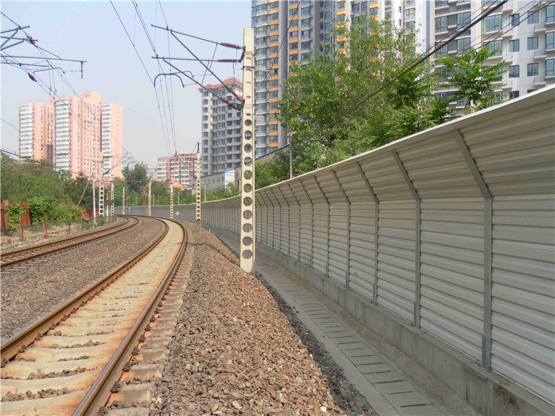 铁路声屏障.jpg